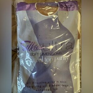 One Pair Of NWT Silkies 120201 Nude Natural Control Top Nylons Pantyhose Sz M